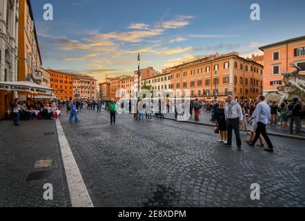 Touristen genießen einen geschäftigen frühen Abend in der Piazza Navona in Rom, Italien. Stockfoto