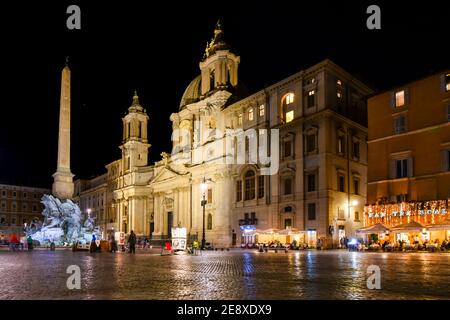 Bis spät in die Nacht auf der Piazza Navona in Rom Italien als Touristen und lokalen Italiener genießen Sie die lebhafte Atmosphäre, beleuchtete Springbrunnen und Straßenkünstler. Stockfoto