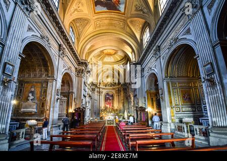 Besucher schätzen die gotische Kirche Interieur Apsis, Bögen und Schiffe der Basilika von Santi Vincenzo e Anastasio a Trevi im historischen Zentrum von Stockfoto
