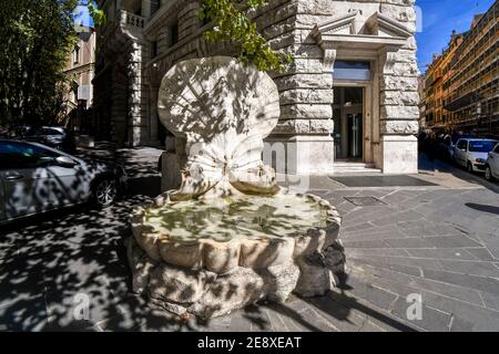 Die Fontana delle API, ein Brunnen an der Piazza Barberini, wurde von Gian Lorenzo Bernini modelliert und im April 1644 fertiggestellt Stockfoto