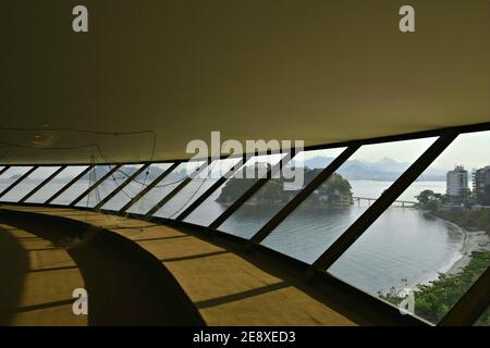 Innenansicht des Oscar Niemeyer Museu de Arte Contemporânea de Nitreói (MAC) auf dem Mirate da Boa Viagem in Rio de Janeiro, Brasilien. Stockfoto