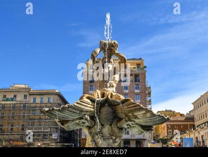 Nahaufnahme der Triton Brunnen auf der Piazza Barberini, von Gian Lorenzo Bernini, ein Meisterwerk der barocken Skulptur im historischen Zentrum von Rom. Stockfoto