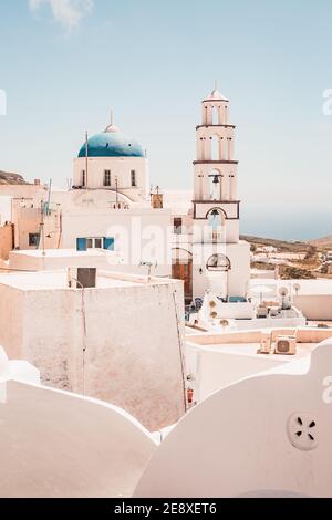 Orthodoxe Kirche und Glockenturm in Pyrgos, Santorini Island, Griechenland Stockfoto