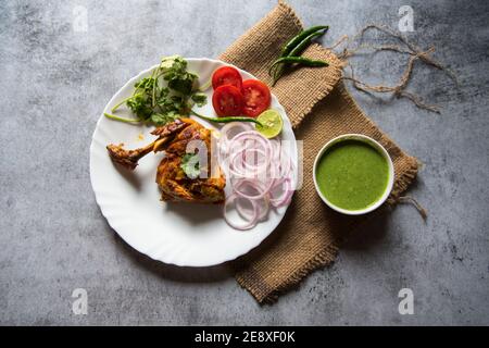 Würzige indische Snacks Delikatesse Huhn Tandoori auf einem Teller Stockfoto