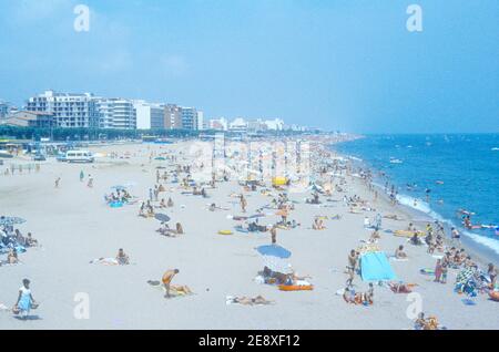 1983 Spanien Calella Spanien - Calella ist eine Küstenstadt an der Costa del Maresme, nordöstlich von Barcelona, in Katalonien, Spanien. Der Strand von Calella ist ein öffentlicher Strand, der in den Sommermonaten bei Einheimischen und Touristen beliebt ist. Der Strand ist etwas mehr als 2 km lang und seine südliche Strecke ist ruhiger als die zentralen und nördlichen Teile. Der Strand wurde konsequent mit der europäischen Qualitätsflagge ausgezeichnet. Calella Catalunya Katalonien Spanien EU Europa Stockfoto