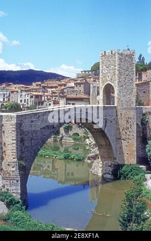 1983 - Besalu Spanien - Besalu ist eine Stadt in der Comarca von Garrotxa, in Girona, Katalonien, Spanien. Besalú wurde 1966 als historisches Nationaleigentum ausgewiesen. Das bedeutendste Merkmal der Stadt ist die romanische Brücke aus dem 12th. Jahrhundert über den Fluss Fluvià, die in ihrer Mitte ein Tor hat. Besalu, Katalonien Spanien EU Europa Stockfoto