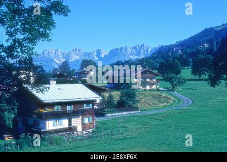 1990 Österreich - Kitzbühel Österreich traditionelle Berghütten in Kitzbühel, einer mittelalterlichen Stadt in den Kitzbüheler Alpen entlang der Kitzbüheler Ache in Tirol, Österreich, EU, Europa Stockfoto