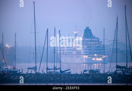 16. September 2020, Mecklenburg-Vorpommern, Wismar: Das Kreuzfahrtschiff "Europa" betritt im Nebel den Hafen der Hansestadt. Die "Europa" ist das erste Kreuzfahrtschiff, das in dieser Saison im Hafen von Wismar andockt. Das vergleichsweise kleine Kreuzfahrtschiff hat knapp 100 Passagiere an Bord und ist nach Angaben des Reiseveranstalters Hapag-Lloyd in Hamburg auf einer Ostseerundfahrt unterwegs. Foto: Jens Büttner/dpa-Zentralbild/ZB Stockfoto