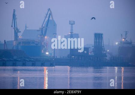 Wismar, Deutschland. September 2020. Der Hafen der Hansestadt ist im Nebel zu sehen. Quelle: Jens Büttner/dpa-Zentralbild/ZB/dpa/Alamy Live News Stockfoto