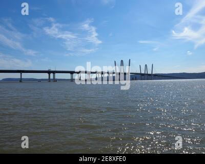 Bild der Brücke des Gouverneurs Mario M. Cuomo in Tarrytown, die den Hudson River überspannt. Stockfoto