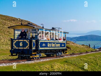 Cable betriebene Touristenbahn auf dem Gipfel des Great Orme auf der Great Orme Tramway in Llandudno Conwy North Wales, die 1902 eröffnet wurde. Stockfoto