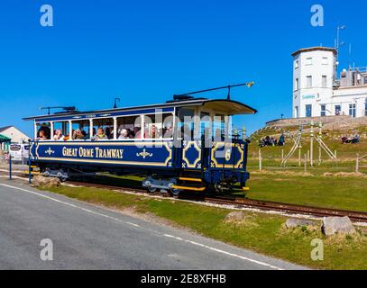 Cable betriebene Touristenbahn auf dem Gipfel des Great Orme auf der Great Orme Tramway in Llandudno Conwy North Wales, die 1902 eröffnet wurde. Stockfoto