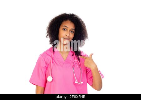 Liebenswert kleinen Arzt mit rosa Uniform isoliert auf einem weißen Hintergrund Stockfoto