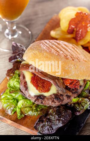 High-Angle-Shot eines leckeren Burger in der Nähe eines Bieres Glas Stockfoto