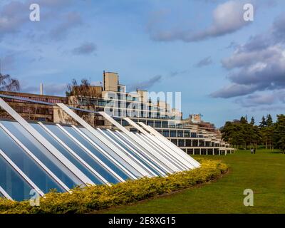 Der Campus der University of East Anglia in Norwich England wurde von Denys Lasdun entworfen und von 1962 bis 1968 mit Betonterrassen im Ziggurat-Stil gebaut. Stockfoto