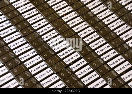 Frankreich. Januar 2021. In dieser Fototafel Reihen sich Zigarettenschachteln diagonal aneinander.einige Marken von Zigaretten werden ihren Preis in Frankreich um rund zehn Cent erhöhen. Kredit: SOPA Images Limited/Alamy Live Nachrichten Stockfoto