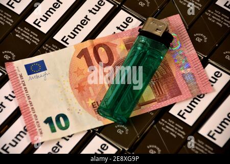 Frankreich. Januar 2021. Auf dieser Fototafel ist ein Feuerzeug und ein 10-Euro-Schein zu sehen, der auf Zigarettenschachteln zu sehen ist.einige Zigarettenmarken werden in Frankreich ihren Preis um rund zehn Cent erhöhen. Kredit: SOPA Images Limited/Alamy Live Nachrichten Stockfoto