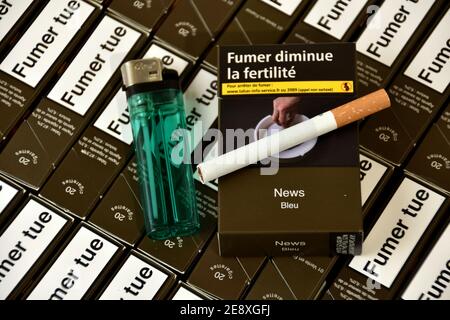 Frankreich. Januar 2021. In dieser Abbildung sehen wir eine Zigarette und einen Feuerzeug auf Zigarettenschachteln.einige Zigarettenmarken werden in Frankreich ihren Preis um rund zehn Cent erhöhen. Kredit: SOPA Images Limited/Alamy Live Nachrichten Stockfoto
