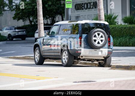 2020 2021 Land Rover Defender Fahrzeug hinten Fahrer Viertel Foto Stockfoto