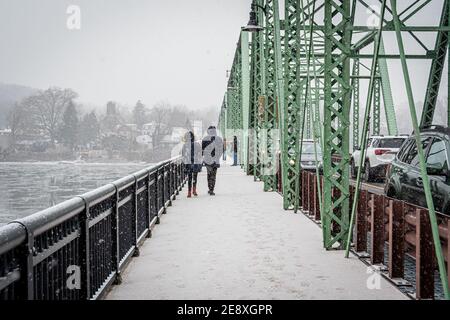 New Hope, Pennsylvania wurde mit Schnee bedeckt, als der Nordosten von Wintersturm Orlena getroffen wurde, der erste Schneesturm der Saison, fiel mit der Rate von 1 bis 2 Zoll pro Stunde; brachte mehr als einen Fuß Schnee zu verschiedenen großen Städten entlang der Ostküste. Der Notfalldienst der Stadt riet den Bewohnern, sich der rutschigen Bedingungen bewusst zu sein, gab auch eine Reiseberatung heraus, vor allem während der abendlichen Pendelfahrt. (Foto von Erik McGregor/Sipa USA) Stockfoto