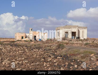 Wüstengebiet mit Ruinen alter Häuser,Fuerteventura.Spanien Stockfoto