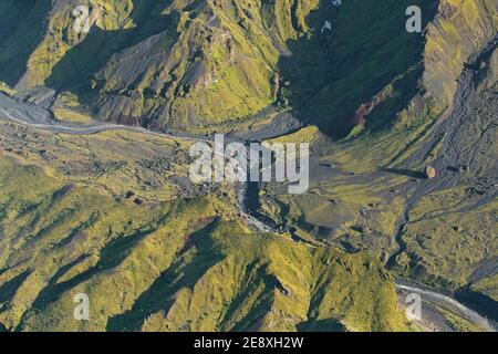 Luftaufnahme über den Bergrücken Thorsmork / Þórsmörk / Thorsmoerk im Sommer im Süden Islands Stockfoto