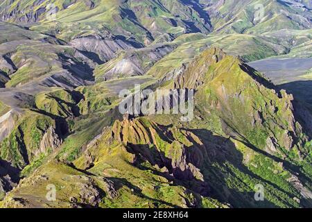 Luftaufnahme über den Bergrücken Thorsmork / Þórsmörk / Thorsmoerk im Sommer im Süden Islands Stockfoto