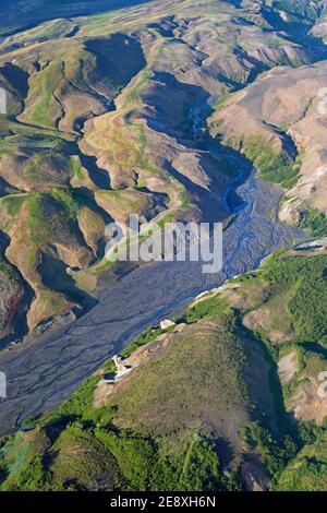 Luftaufnahme über den Bergrücken Thorsmork / Þórsmörk / Thorsmoerk und Krossa Fluss im Sommer im Süden Island Stockfoto