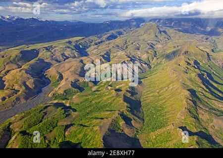 Luftaufnahme über den Bergrücken Thorsmork / Þórsmörk / Thorsmoerk im Sommer im Süden Islands Stockfoto