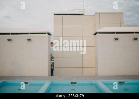 Haus Architektur Pool mit Wasser umgeben Wandgebäude. Stockfoto