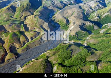 Luftaufnahme über den Bergrücken Thorsmork / Þórsmörk / Thorsmoerk und Krossa Fluss im Sommer im Süden Island Stockfoto