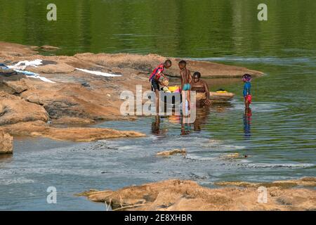 Afro-Suriname Familie waschen Kleidung und Geschirr im Suriname Fluss in der Nähe von Aurora, Sipaliwini District, Suriname / Surinam Stockfoto