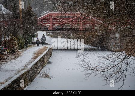 USA. Januar 2021. New Hope, Pennsylvania wurde mit Schnee bedeckt, als der Nordosten von Wintersturm Orlena getroffen wurde, der erste Schneesturm der Saison, fiel mit der Rate von 1 bis 2 Zoll pro Stunde; brachte mehr als einen Fuß Schnee zu verschiedenen großen Städten entlang der Ostküste. Der Notfalldienst der Stadt riet den Bewohnern, sich der rutschigen Bedingungen bewusst zu sein, gab auch eine Reiseberatung heraus, insbesondere während der abendlichen Pendelfahrt. (Foto von Erik McGregor/Sipa USA) Quelle: SIPA USA/Alamy Live News Stockfoto