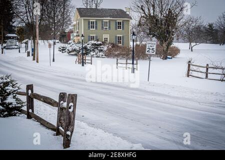USA. Februar 2021. New Hope, Pennsylvania wurde mit Schnee bedeckt, als der Nordosten von Wintersturm Orlena getroffen wurde, der erste Schneesturm der Saison, fiel mit der Rate von 1 bis 2 Zoll pro Stunde; brachte mehr als einen Fuß Schnee zu verschiedenen großen Städten entlang der Ostküste. Der Notfalldienst der Stadt riet den Bewohnern, sich der rutschigen Bedingungen bewusst zu sein, gab auch eine Reiseberatung heraus, insbesondere während der abendlichen Pendelfahrt. (Foto von Erik McGregor/Sipa USA) Quelle: SIPA USA/Alamy Live News Stockfoto