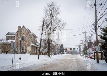 USA. Februar 2021. New Hope, Pennsylvania wurde mit Schnee bedeckt, als der Nordosten von Wintersturm Orlena getroffen wurde, der erste Schneesturm der Saison, fiel mit der Rate von 1 bis 2 Zoll pro Stunde; brachte mehr als einen Fuß Schnee zu verschiedenen großen Städten entlang der Ostküste. Der Notfalldienst der Stadt riet den Bewohnern, sich der rutschigen Bedingungen bewusst zu sein, gab auch eine Reiseberatung heraus, insbesondere während der abendlichen Pendelfahrt. (Foto von Erik McGregor/Sipa USA) Quelle: SIPA USA/Alamy Live News Stockfoto