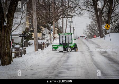 USA. Februar 2021. New Hope, Pennsylvania wurde mit Schnee bedeckt, als der Nordosten von Wintersturm Orlena getroffen wurde, der erste Schneesturm der Saison, fiel mit der Rate von 1 bis 2 Zoll pro Stunde; brachte mehr als einen Fuß Schnee zu verschiedenen großen Städten entlang der Ostküste. Der Notfalldienst der Stadt riet den Bewohnern, sich der rutschigen Bedingungen bewusst zu sein, gab auch eine Reiseberatung heraus, insbesondere während der abendlichen Pendelfahrt. (Foto von Erik McGregor/Sipa USA) Quelle: SIPA USA/Alamy Live News Stockfoto
