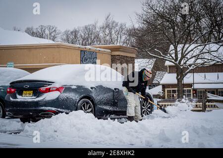 USA. Februar 2021. New Hope, Pennsylvania wurde mit Schnee bedeckt, als der Nordosten von Wintersturm Orlena getroffen wurde, der erste Schneesturm der Saison, fiel mit der Rate von 1 bis 2 Zoll pro Stunde; brachte mehr als einen Fuß Schnee zu verschiedenen großen Städten entlang der Ostküste. Der Notfalldienst der Stadt riet den Bewohnern, sich der rutschigen Bedingungen bewusst zu sein, gab auch eine Reiseberatung heraus, insbesondere während der abendlichen Pendelfahrt. (Foto von Erik McGregor/Sipa USA) Quelle: SIPA USA/Alamy Live News Stockfoto