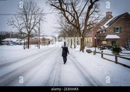 USA. Februar 2021. New Hope, Pennsylvania wurde mit Schnee bedeckt, als der Nordosten von Wintersturm Orlena getroffen wurde, der erste Schneesturm der Saison, fiel mit der Rate von 1 bis 2 Zoll pro Stunde; brachte mehr als einen Fuß Schnee zu verschiedenen großen Städten entlang der Ostküste. Der Notfalldienst der Stadt riet den Bewohnern, sich der rutschigen Bedingungen bewusst zu sein, gab auch eine Reiseberatung heraus, insbesondere während der abendlichen Pendelfahrt. (Foto von Erik McGregor/Sipa USA) Quelle: SIPA USA/Alamy Live News Stockfoto