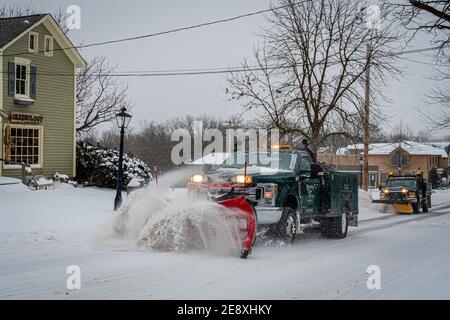 USA. Februar 2021. New Hope, Pennsylvania wurde mit Schnee bedeckt, als der Nordosten von Wintersturm Orlena getroffen wurde, der erste Schneesturm der Saison, fiel mit der Rate von 1 bis 2 Zoll pro Stunde; brachte mehr als einen Fuß Schnee zu verschiedenen großen Städten entlang der Ostküste. Der Notfalldienst der Stadt riet den Bewohnern, sich der rutschigen Bedingungen bewusst zu sein, gab auch eine Reiseberatung heraus, insbesondere während der abendlichen Pendelfahrt. (Foto von Erik McGregor/Sipa USA) Quelle: SIPA USA/Alamy Live News Stockfoto