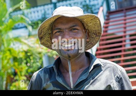 Nahaufnahme des Indo-Surinamen Mannes in Sidoredjo / Tijgerkreek, Resort im Saramacca Distrikt, Suriname / Surinam Stockfoto