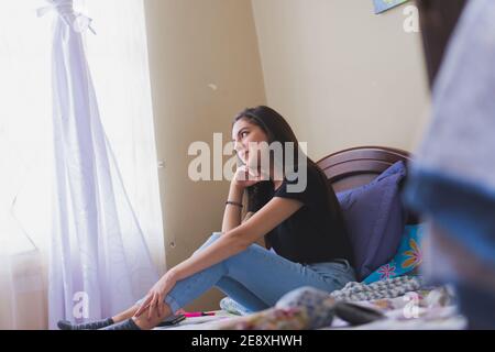 Junge Frau mit einer schönen Zeit. In seinem Zimmer erinnern glückliche Momente. Stockfoto