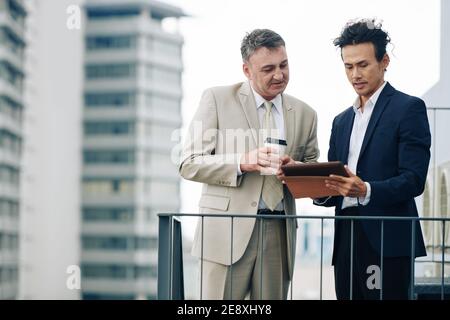 Geschäftsleute diskutieren Artikel Stockfoto