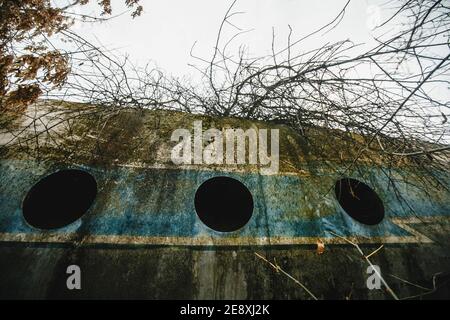Verlassene Ebene. fenster des Bullauges im Flugzeug. Stockfoto