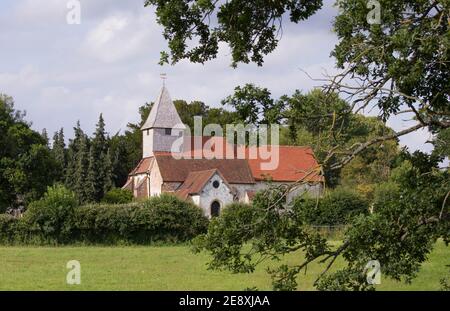 Die Kirche der Jungfrau Maria befindet sich in den Mauern der römischen Stadt Calleva. Teilweise datiert aus dem 12. Jahrhundert. Auf dem Gelände von zwei / drei römischen Tempeln. Stockfoto