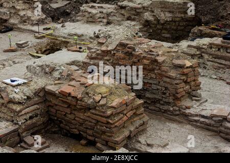 Uni von Reading Ausgrabung des Badehauses, römische Stadt Calleva Atrebatum (Silchester). Ein wahrscheinlicher Ofen oder praefurnium mit verbrannten Ziegeln. Stockfoto