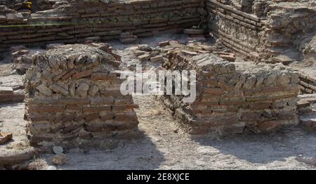 Uni von Reading Ausgrabung des Badehauses, römische Stadt Calleva Atrebatum (Silchester). Ein wahrscheinlicher Ofen oder praefurnium mit verbrannten Ziegeln. Stockfoto