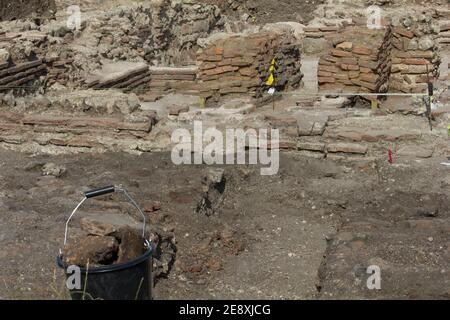 Uni von Reading Ausgrabung des Badehauses in der römischen Stadt Calleva Atrebatum (Silchester). Von der Westwand zu einem Ofen oder praefurnium. Stockfoto