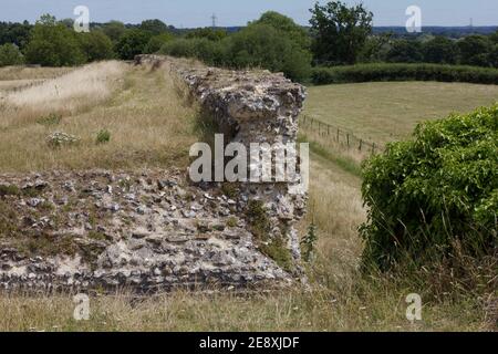 Teil des südlichen Tores und der Mauer der römischen Stadt Calleva Atrebatum, Blick nach Osten. Stockfoto