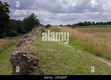 Teil der Ostwand der römischen Stadt Calleva Atrebatum, Blick nach Westen. Richtung Südtor. Stockfoto