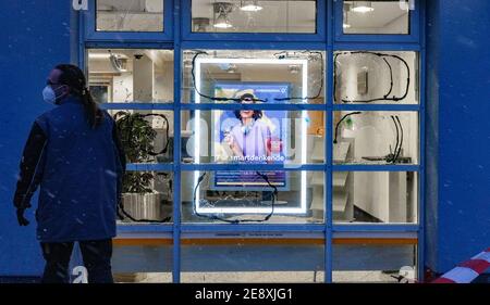 Lübeck, Deutschland. Februar 2021. 01. Februar 2021, Schleswig-Holstein, Lübeck: Zerbrochene Fenster einer Bank führen zu einem Einsatz der Sondereinheit (SEK) der Polizei in Lübeck auf der Suche nach dem Täter. Foto: Markus Scholz/dpa Quelle: dpa picture Alliance/Alamy Live News Stockfoto